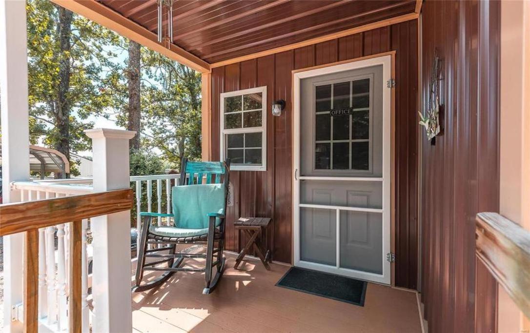 Stoutland Dragonfly Meadows Guesthouse מראה חיצוני תמונה